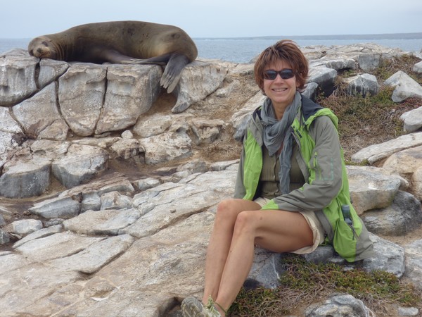 Equateur Voyage Galapagos Bettina avec lion de mer