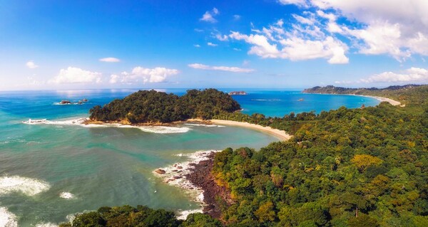 Panorama aérien d'une plage située dans le parc national Manuel Antonio, Costa Rica