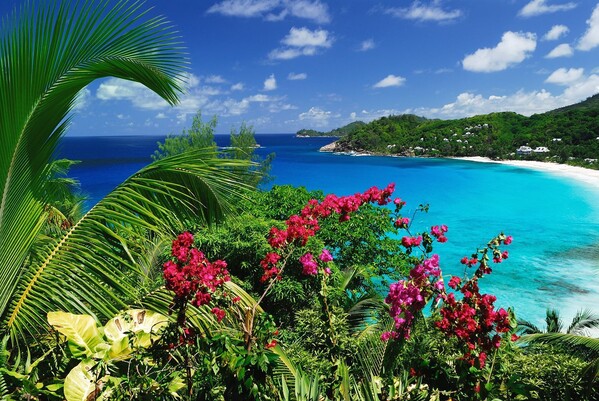 l'île de Mahé aux Seychelles. C'est la plus grande île de l'archipel (144 km²), siège de la capitale Victoria et porte d'entrée principale avec son aéroport international (SEZ).