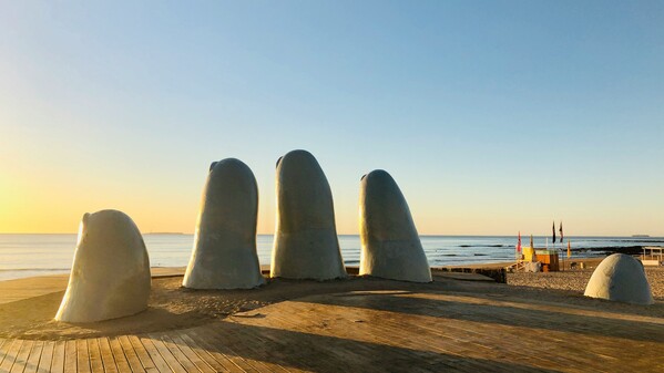 La Mano de Punta del Este, Av. Eduardo Victor Haedo, La Barra Maldonado Uruguay