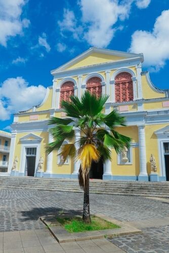 Bâtiment Jaune colonial de la cathédrale Saint-Pierre-et-Paul sous le ciel bleu, Guadeloupe