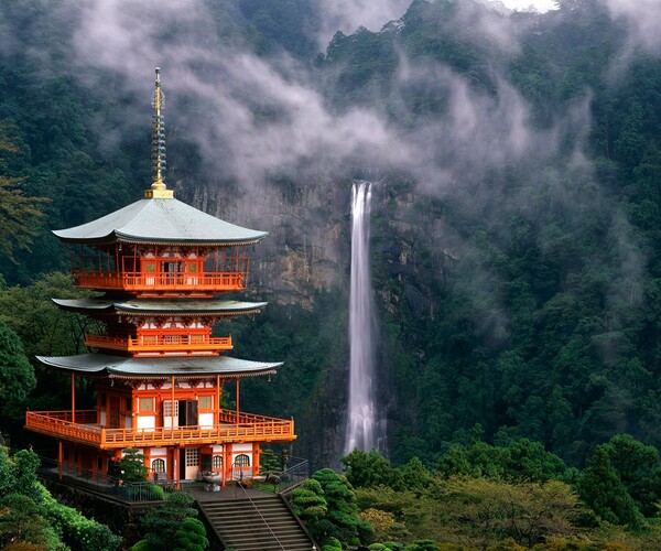 Le temple Seiganto-ji face aux chutes de Nachi