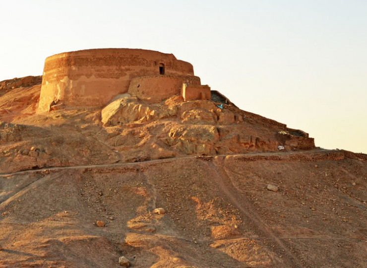 Les tours du silence zoroastriennes de Yazd