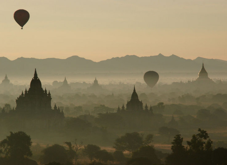 Bagan : survol en montgolfière.