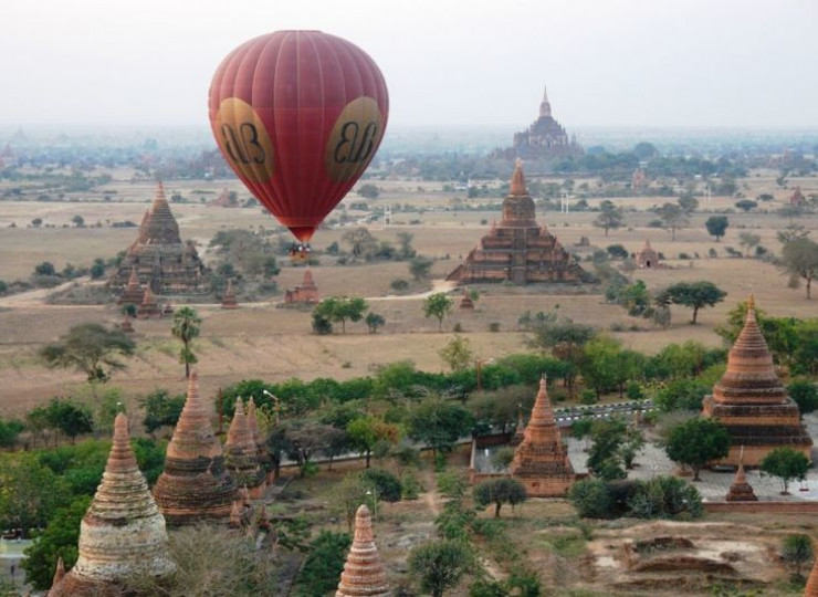 Bagan : survol en montgolfière.