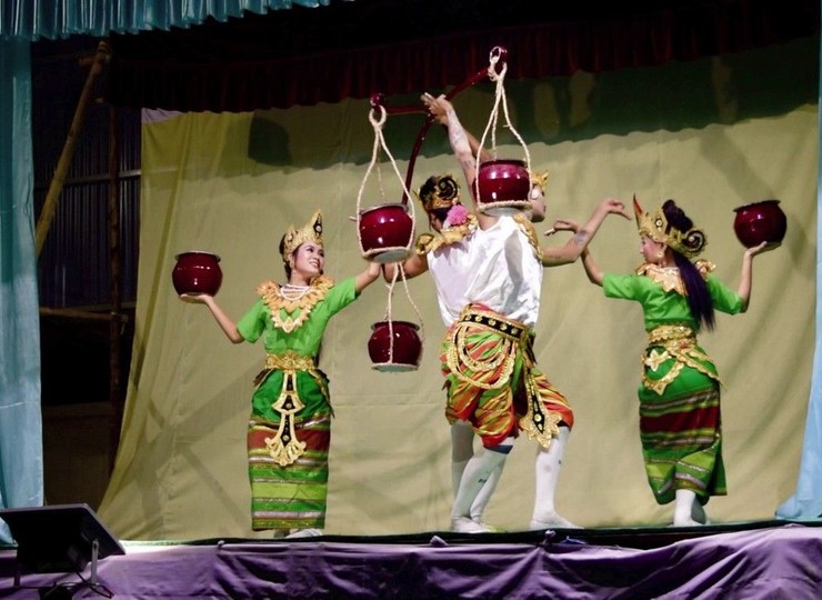 Atelier de danse traditionnelle avec les etudiants de Mintha Theater