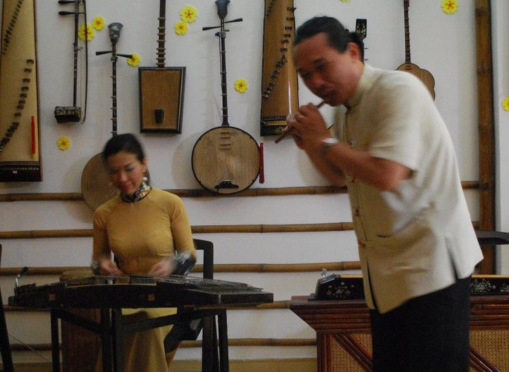 Initiation à la musique traditionnelle Truc Mai chez une famille d’artistes