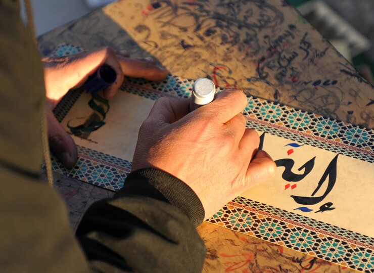 Atelier de calligraphie arabe au Maroc