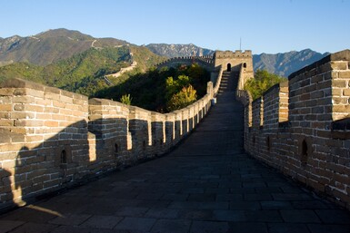 Grande Muraille de Chine serpentant à travers les montagnes verdoyantes près de Pékin, monument emblématique et site classé au patrimoine mondial de l'UNESCO