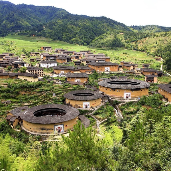 [INSOLITE] 🇨🇳✨ Les tulou : Depuis plusieurs siècles, d’étranges constructions en terre de forme circulaire pullulent dans la région chinoise du Fujian !
Ces « bâtiment-forteresse » appelés tulou  土楼 (littéralement : bâtiments de terre) sont en réalité des édifices résidentiels fortifiés construits par le peuple Hakka. Nombreux sont ceux qui sont encore habités et intriguent les architectes du monde entier. 
Fait surprenant: à la fin des années 1980, le gouvernement américain aurait pris ces édifices résidentiels pour des silos de missiles.

#tulou #土楼 #福建土楼 #fujian #tulouhouse #tulouvillage #travelphotography #travelgram #travelguide #travelspecialist #travelholic #forbestravelguide #bucketlist #chinatrips #travelchina #chinawanderlust #wanderlustchina #traveltreasure #hiddentreasures #hiddentravels #hiddentraveltreasures #makeyourowntravelstories #discoverchina #keepexploring #explorechina #chineseculture #chinesehistory #chineseheritage #exploremore #travelwithadgentes