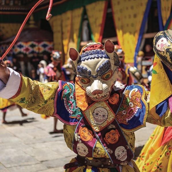 [DÉCOUVERTE DU BHOUTAN]✨🌏 Au Bhoutan, dans la vallée du Bumthang, se tient le plus grand festival du pays, le Jamba Lhakhang Singe Cham ! 
Un moment unique pour les Bhoutanais venus de part et d’autre du pays pour ce moment de partage et de foi. 
Découvrez les nombreuses danses masquées et rituels uniques pratiqués seulement durant ces quelques jours !⬆️ lien dans la bio⬆️
⠀
⠀
⠀
⠀

#bhutan #bhutantravel #bhutantourism #bhutandiaries #travelgram #lifeofadventures #adventure #festival #keepexploring #enjoylife #doyoutravel #wanderlust #people #music #discover #enjoy #travelphotography #traveling #travelguide #traveler #traveldeeper #passionpassport #bhutantrip #travelawesome #discoverbhutan #instatravel #holiday