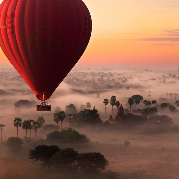 [EXPERIENCE INOUBLIABLE]✨
Myanmar : Un vol en montgolfière au-dessus de la campagne de Bagan ?
⠀
Vous observerez le soleil se lever sur le fleuve Irrawaddy et les différents stupas de la région. L’un des plus grands sites architecturaux d’Asie ! 
Alors que la ville était le centre de la Birmanie, du 11e au 13e siècle, les monarques construisirent une multitude de stupas et de pagodes, dont la plupart sont toujours présents sur les rives du fleuve Irrawaddy. La splendeur de la cité, avec plus de 2 000 temples en brique rouge, est un spectacle unique ! ⬆️ lien dans la bio ⬆️
⠀
⠀
⠀
⠀
⠀
⠀
⠀
⠀
⠀
#myanmar #exploremyanmar #visitmyanmar #myanmartrip #myanmarburma #myanmartravel #myanmardress #southeastasia #bagan #oldbagan #irrawaddy #inle #hotairballoon #sunrise #discover #goexplore #enjoytravel #enjoylife #enjoynature #travel #travelguide #traveldeeper #traveltheworld #wonderlust #letsgoeverywhere #wanderful_places #globetrotter #adventure #ourplanetdaily #travelwithadgentes