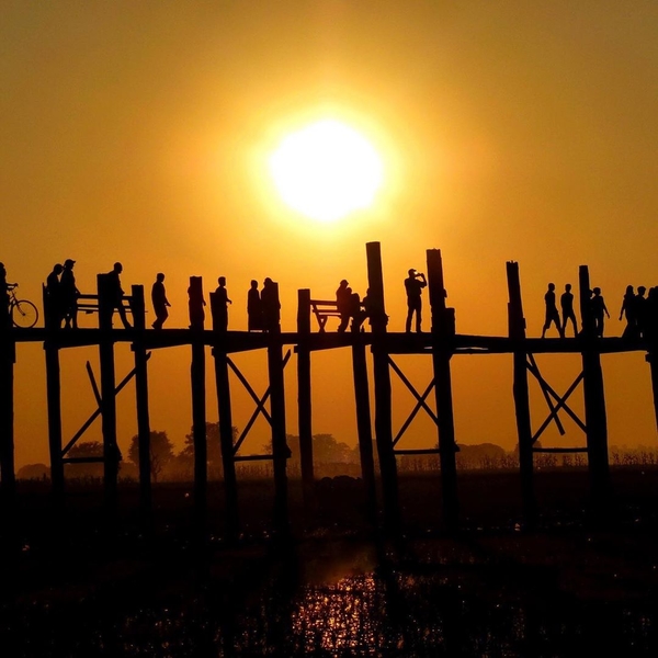 [ MYANMAR LE PONT U BEIN ]🇲🇲✨⠀
✨Ce pont emblématique s’étend sur 1.2 km sur le lac Taungthaman, dans l’ancienne #capitale d’Amarapura, qui se trouve en périphérie de Mandalay.
⠀
🌉 Inauguré en 1850, on pense qu’il est le plus long et le plus ancien #pont en bois de teck du #monde ⠀ ✨Le pont lui-même joue un rôle important dans la vie quotidienne des habitants. Des centaines de personnes l’empruntent pour se rendre au travail ou sur les marchés locaux. ⠀
✨Depuis qu’il est devenu une attraction touristique prisée, beaucoup gagnent leur vie en proposant des promenades en bateau, en vendant de la nourriture et de l’eau ou en montrant leur grande connaissance historique. ⠀
✨A visiter idéalement en fin de journée, au coucher du soleil.⠀ ⠀
⠀
⠀
⠀
⠀#myanmar #birmanie #burma #ubeinbridge #ubeinbridgesunset #sunsethunter #travelcommunity #travelbucketlist #travelblog #discovert #explore #voyages #autourdumonde #travelphoto #ourplanetdaily #passionpassort #travelwithadgentes