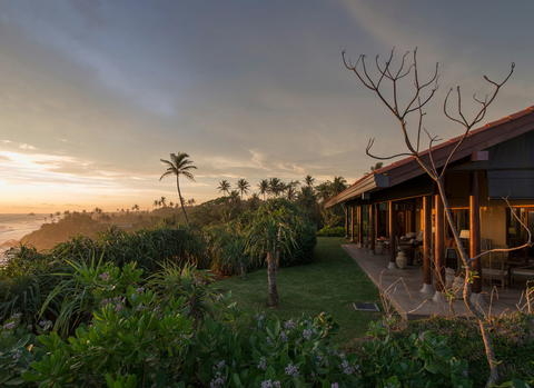 Partez pour un voyage d'exception à travers les plantations de thé historiques et les plages immaculées du Sri Lanka, en séjournant dans des établissements d'exception de la collection Relais & Châteaux.​

Au programme :

🌿 Ceylon Tea Trails : Séjournez dans des bungalows coloniaux restaurés, nichés au cœur des plantations de thé, offrant une vue imprenable sur les montagnes verdoyantes.​
🐘 Wild Coast Tented Lodge : Vivez une expérience unique en bordure du parc national de Yala, entre jungle luxuriante et plages désertes.​
Relais & Châteaux
🌊 Cape Weligama : Détendez-vous dans un cadre idyllique sur la côte sud, avec des vues panoramiques sur l'océan Indien.​

Chaque étape de ce circuit vous plonge dans l'authenticité du Sri Lanka, alliant luxe, nature et culture.​

#adgentes  #SriLanka #RelaisChateaux #VoyageDeLuxe #TeaCultureSea #SriLankaTrip #VoyagerAutrement