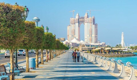 Abu Dhabi, Dubai.  L'île De Saadyat, Yas Island, Louvre Abu Dhabi, Каср аль Хосн, Sheikh Zayed Grand Mosque Center, Corniche Beach.