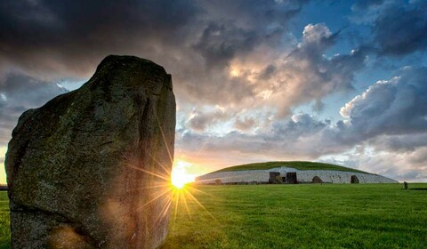 Dublin.  Newgrange, Knowth.