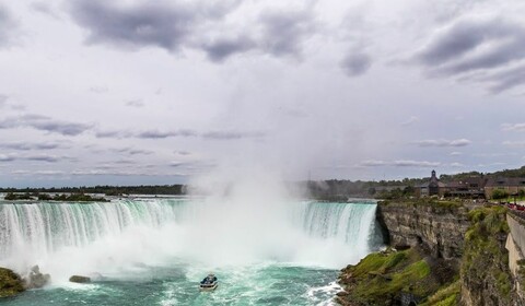 Niagara On The Lake, Toronto.  Cascate Del Niagara, Catedral De Saint Michael, La Cn Tower.