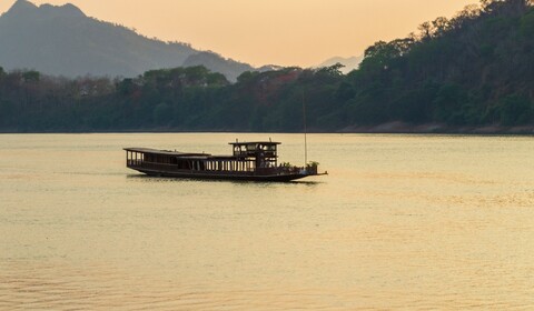 Chiang Rai - Chiang Khong - Houexay - Pakbeng (B, L, D)