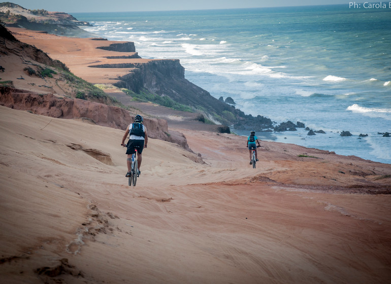 Brésil Voyage Pipa en VTT descente par les falaises