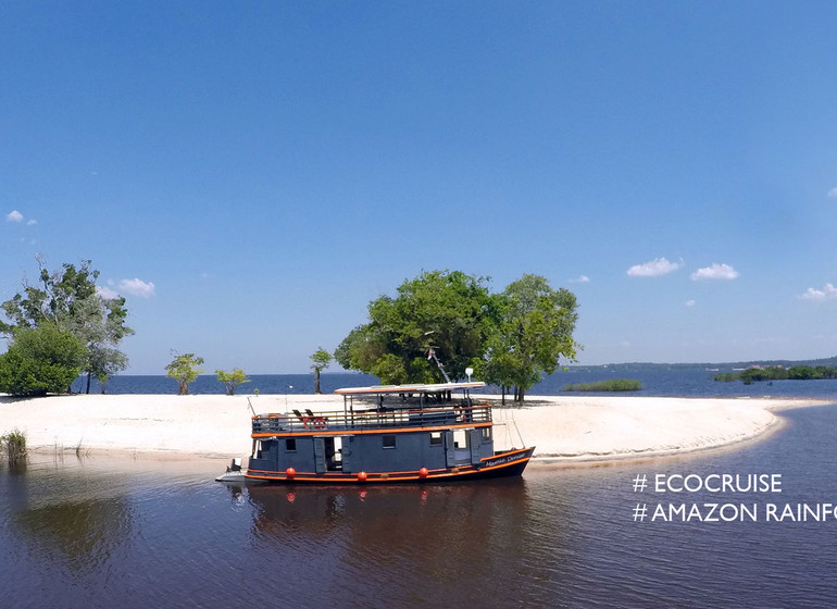 Brésil Voyage Amazon Eco Boat sur un banc de sable