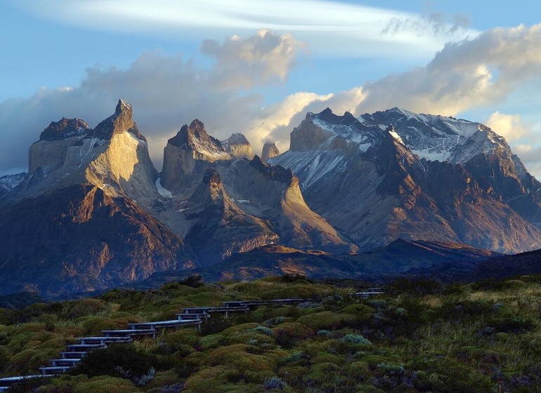 Chili Voyage Explora Torres del Paine vue de loin avec montagnes