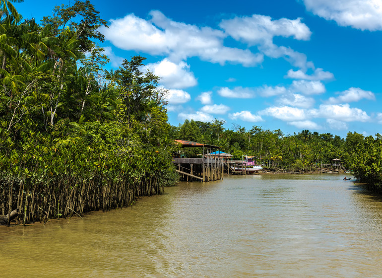Brésil Voyage Amazonie scène sur l'eau avec maison sur pilotis