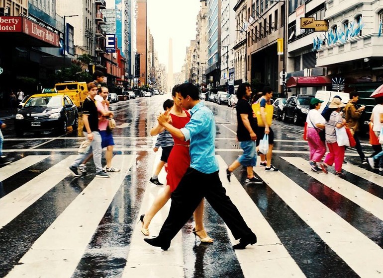 Argentine Voyage Tango dancers on the street
