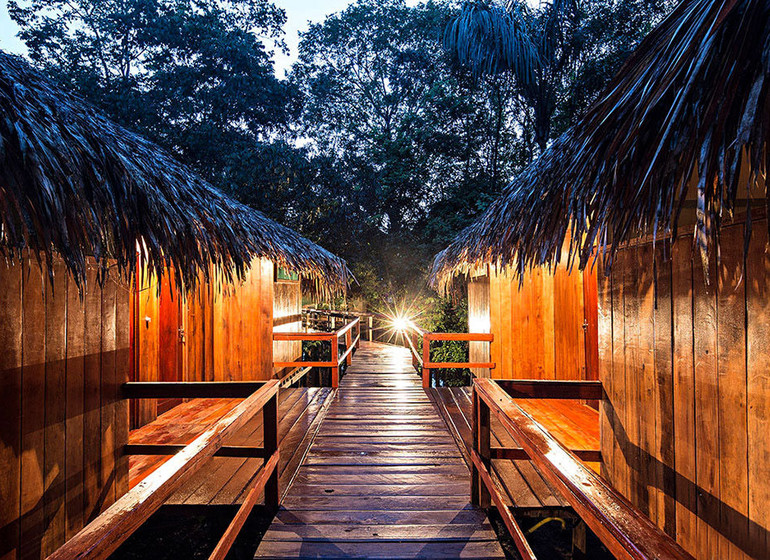 Brésil Voyage Amazonie Juma Lodge accès aux chambres le soir