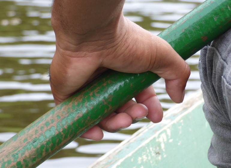 Brésil Voyage Amazonie mains sur rame