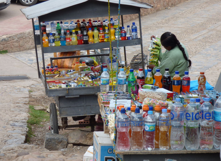 Pérou Voyage vendeuse de boissons et plus