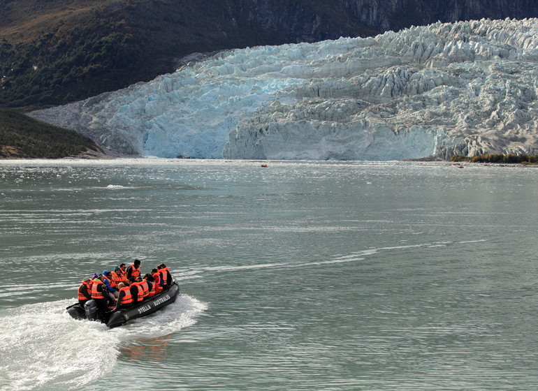 Chili Voyage avenue des glaciers en zodiac