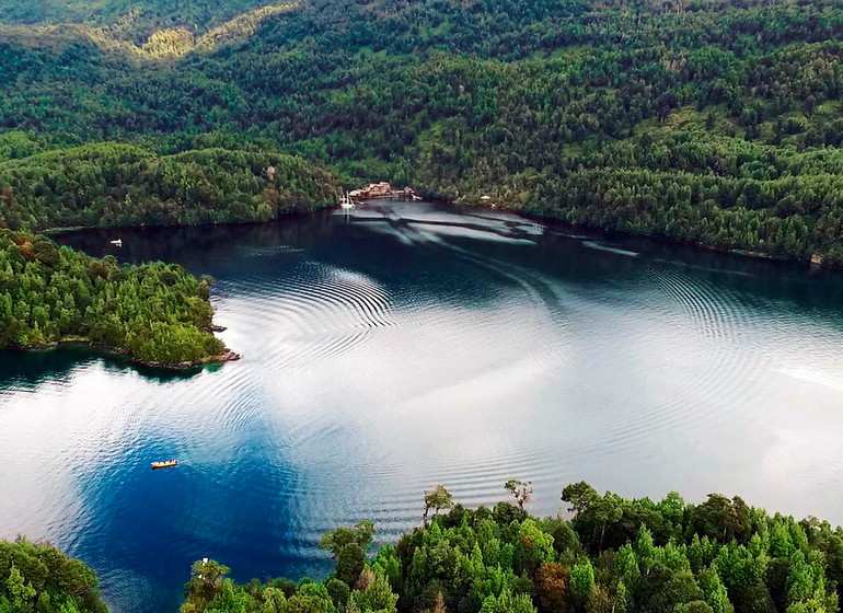 Chile Voyage Puyuhuapi Lodge de loin vue sur tout le fjord