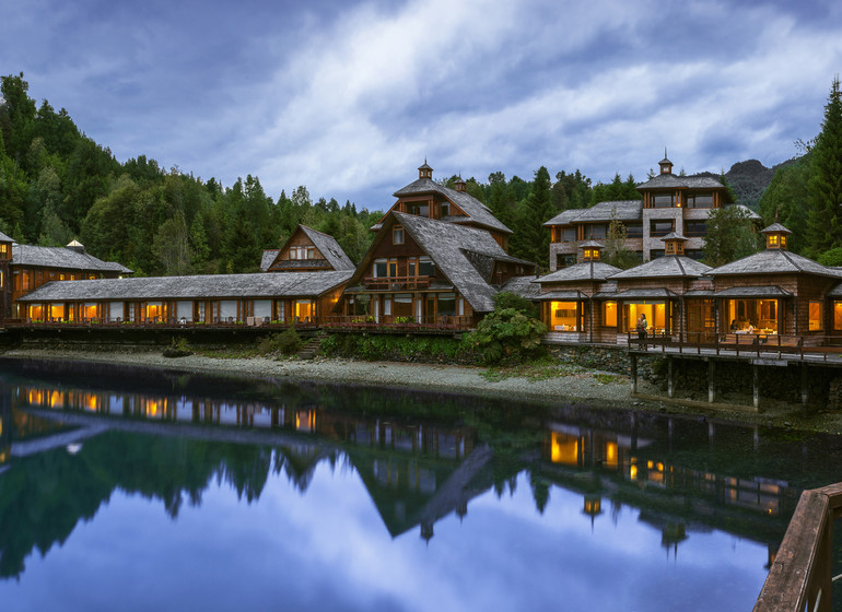 Chile Voyage Puyuhuapi Lodge de face, atardecer