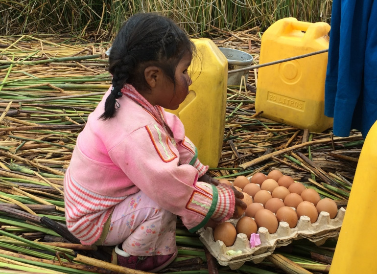 Pérou Voyage Lac Titicaca enfant Uros