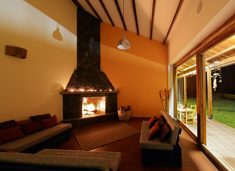Colombie Voyage Gran Azul Ecoresort Salento salon avec cheminee et vue sur jardin