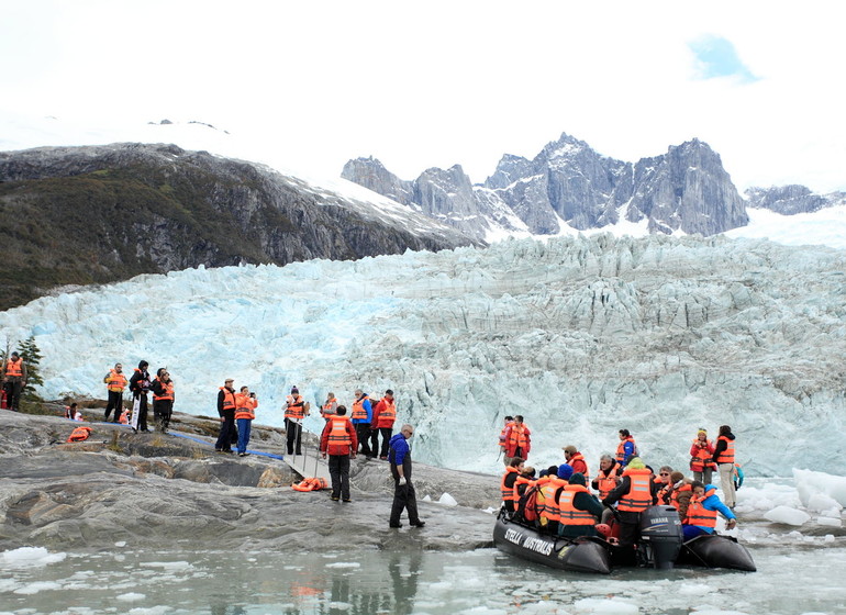 Chili Voyage croisière excursion zodiac approche glacier