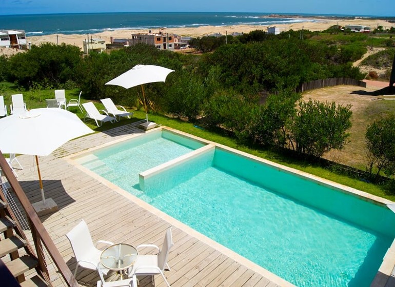 Uruguay Voyage Punta del Diablo Terrazas de la Viuda piscine avec vue plage