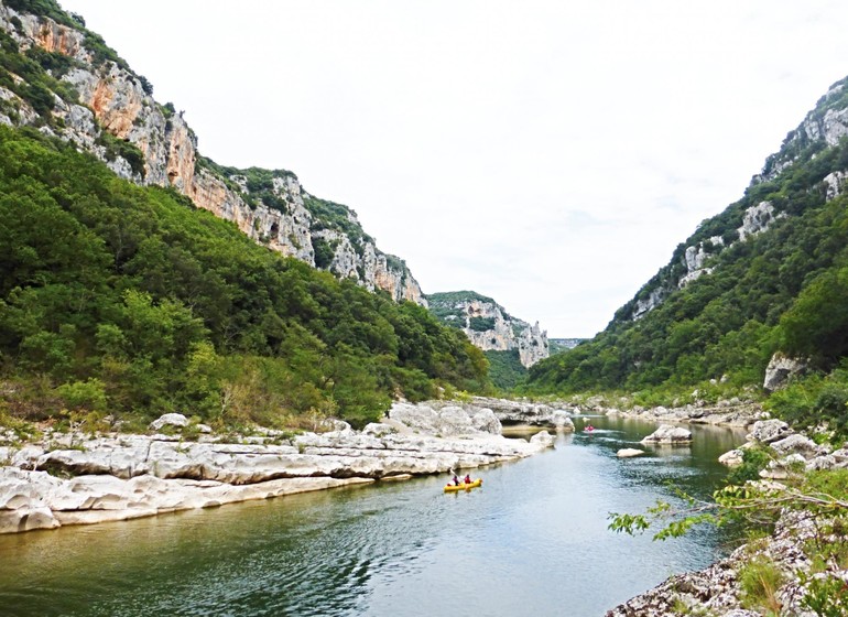 Ardèche en famille de Mont en Mont avec un âne