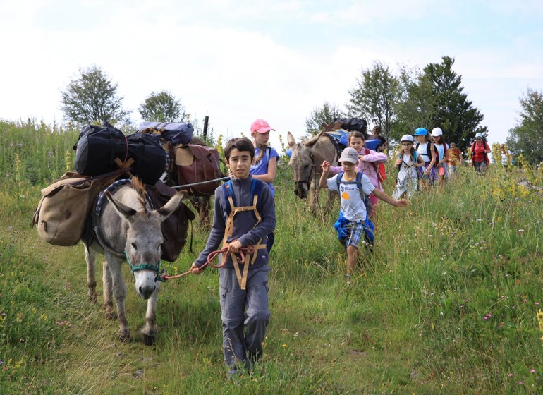 Ardèche en famille de Mont en Mont avec un âne