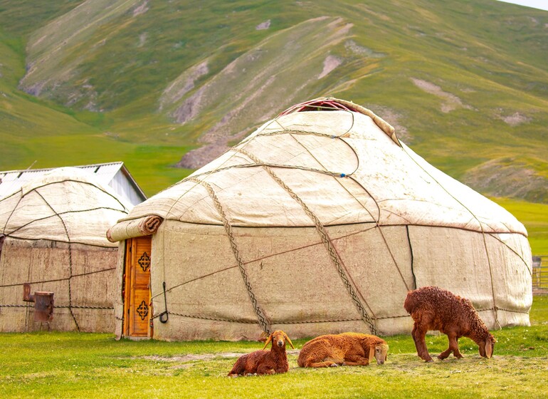 kirghizistan-yourtes-nomades-montagnes-tian-shan.