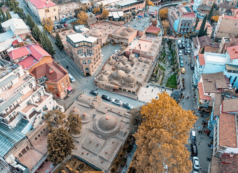 Tbilissi centre historique ruelles balcons bois Géorgie