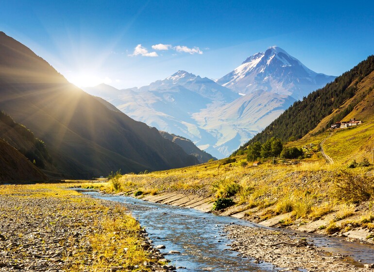 Vallée du Caucase près de Kazbegi