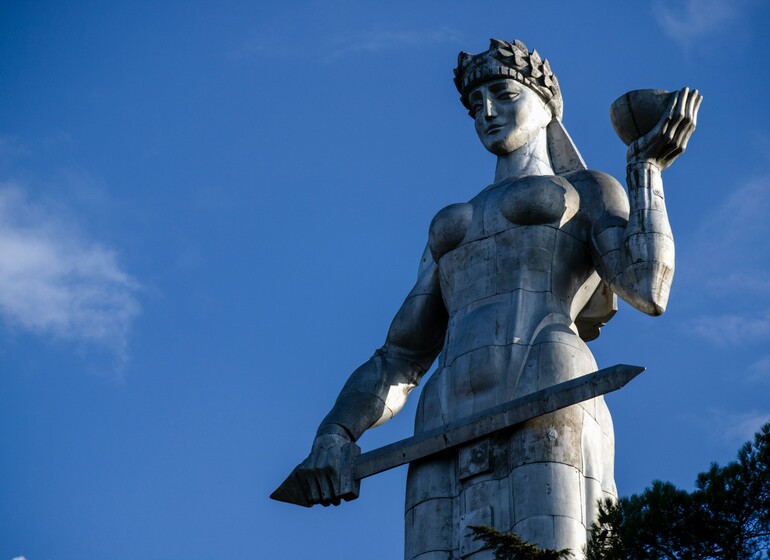 Statue Mère Géorgie Kartlis Deda dorée