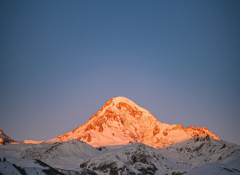 Mont Kazbek à Stepantsminda en Géorgie, sommet emblématique du Caucase