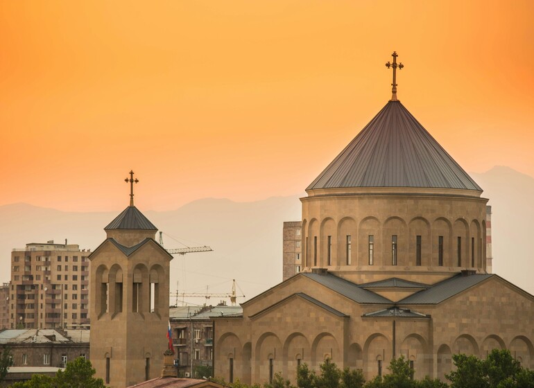 Cathédrale de la Sainte-Trinité de Tbilissi au coucher du soleil en Géorgie