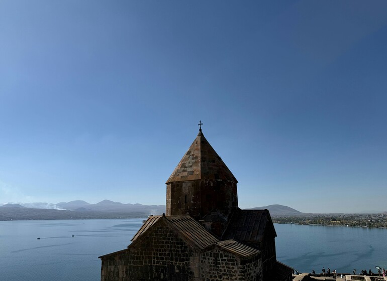 Monastère de Sevanavank sur les rives du lac Sevan en Arménie