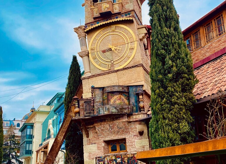 Tour de l'horloge du théâtre Gabriadze à Tbilissi en Géorgie