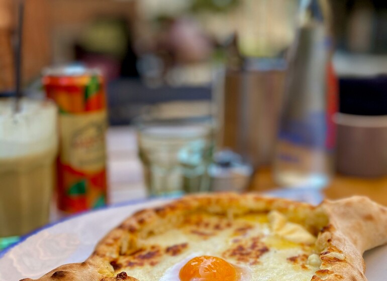 Khachapuri adjaruli, spécialité traditionnelle de la cuisine géorgienne à Tbilissi