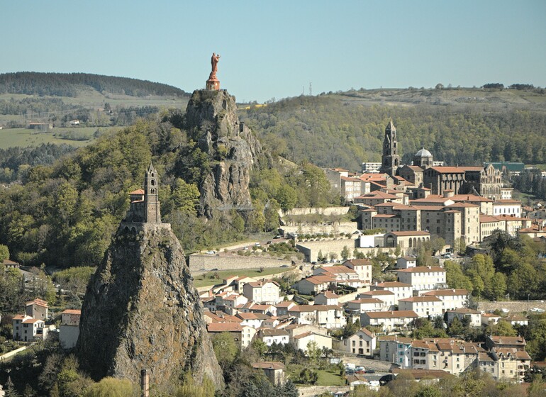 pèlerinage Compostelle vue sur Le-Puy-en-Velay et la statue de la vierge