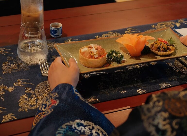 Dîner royal au Phú Mộng, Ancient Hue, Huế : assiette raffinée sur une table ornée de dragons